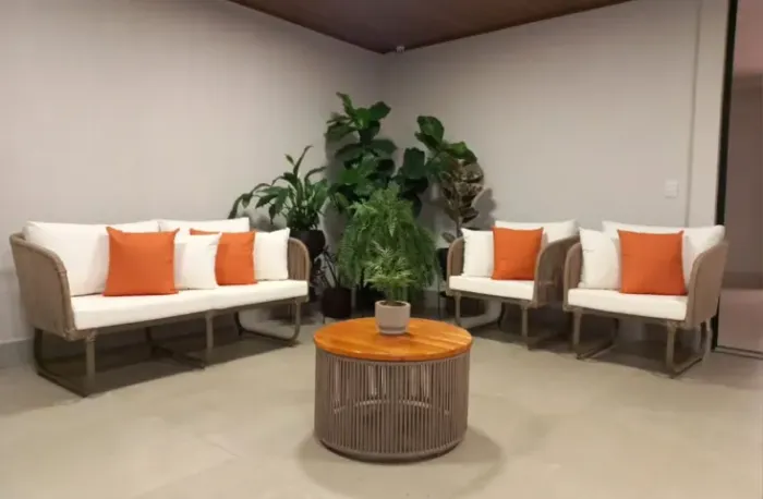 CONJUNTO SOFÁ DE CORDA NÁUTICA + MESA DE CENTRO TAMPO DE MADEIRA