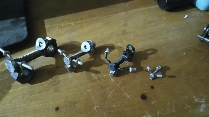 Miniaturas, moto e tanque de guerra