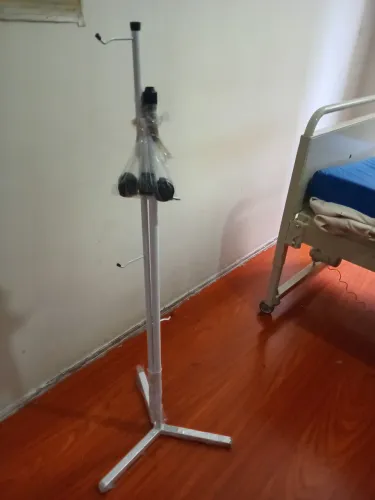 Suporte de soro com rodas