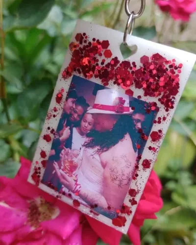 Chaveiro Personalizado em Resina com Foto e Glitter Vermelho