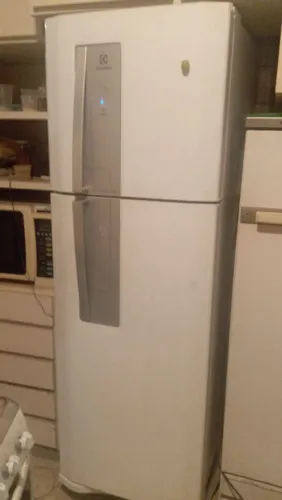 MOTIVO VIAGEM VENDO GELADEIRA ELETROLUX 280L EXCELENTE ESTADO 