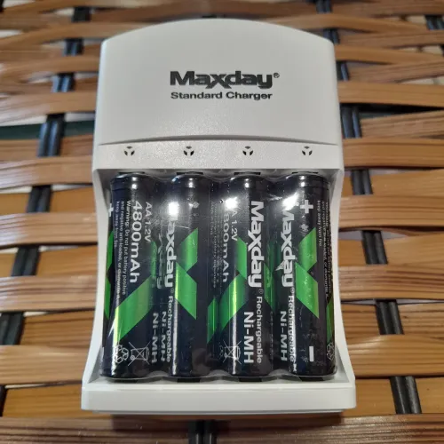 Carregador de Pilhas Recarregáveis + 4 pilhas