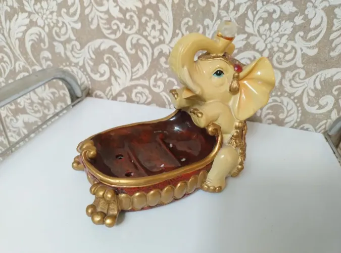 RARIDADE Saboneteira Indiana de Porcelana com apliques de pedrarias