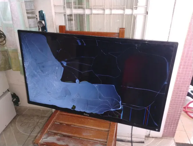 TV Philco Led Smart 40 Polegadas Modelo PH40E20DSGWA Tela trincada ligando