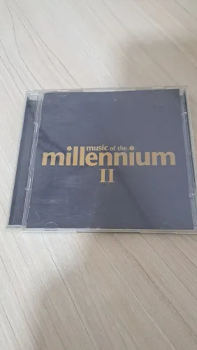 CD Music of the Millennium II com clássicos dos anos 80 queen oásis blur John lennon tina