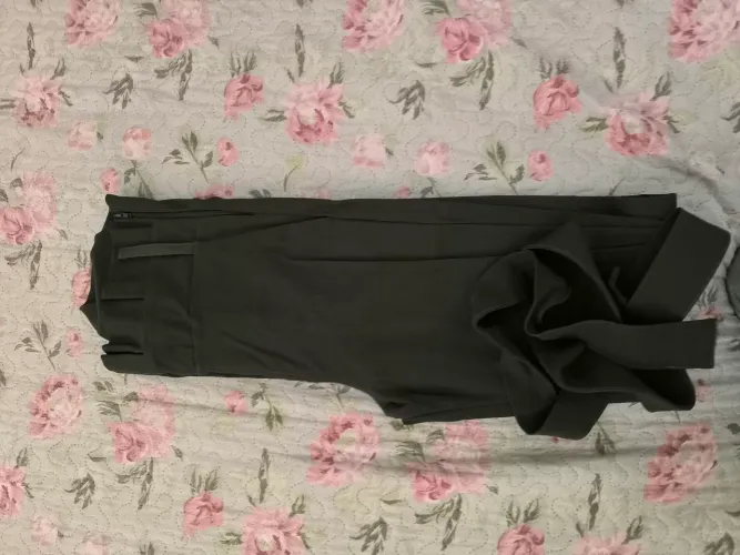 Calça verde militar/ musgo 70% viscose, tamanho P, acompanha cinto