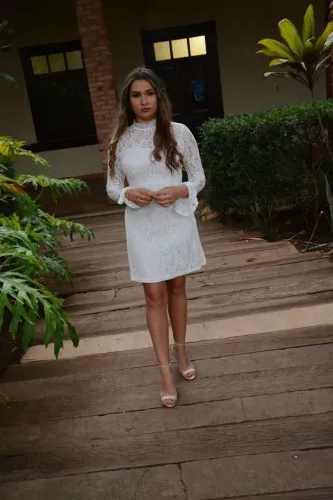 Vestido branco de renda para casamento civil