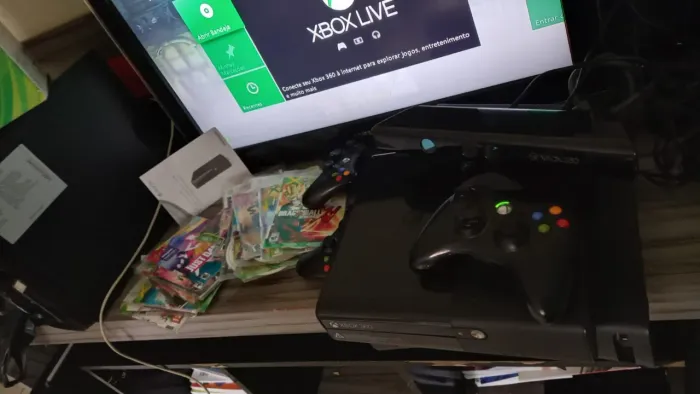 Xbox 360 Super Slim com jogos e controles