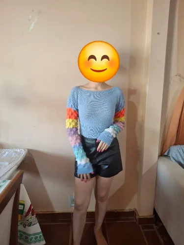 cropped de frio azul com mangas arco-íris