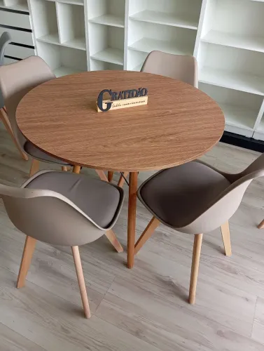 Mesa de jantar redonda com cadeiras
