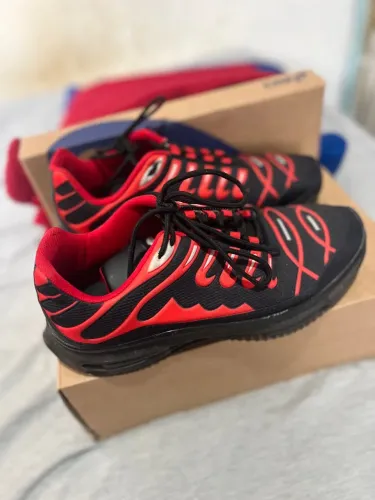 Tênis vermelho com preto