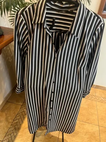 Camisa listrada preta e branca