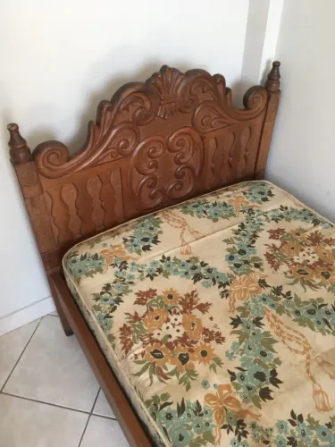 Cama de solteiro em angelim pedra.