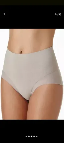 Calcinha de renda bege