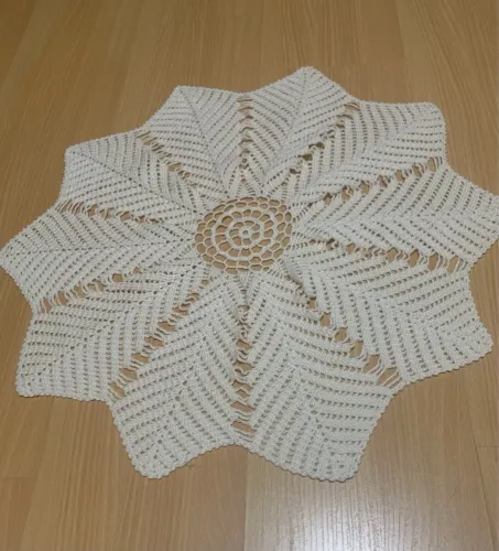 Toalha de mesa em crochê , linha de primeira qualidade , cor pérola 