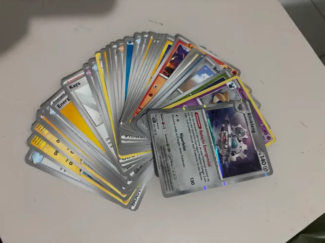 45 cartas Pokémon + 5 cartas brilhantes pokemon