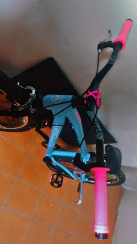 (vende/troca) Bicicleta Para Manobras Wheeling Aro 26 Azul Bebê e Rosa