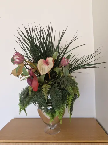 Arranjo Floral Decorativo em Vaso de Vidro