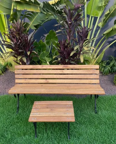 Conjunto de Banco e Mesa de Jardim Pés de ferro .