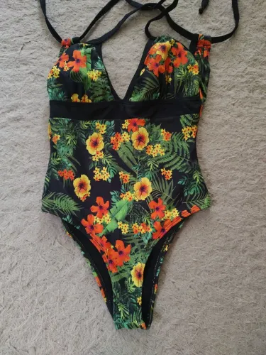 Maiô feminino forrado.