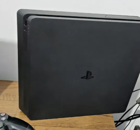 PS4 SLIM 1TB SEMINOVO + 2 CONTROLES + JOGOS 20+ (PACK RESIDENT EVIL)