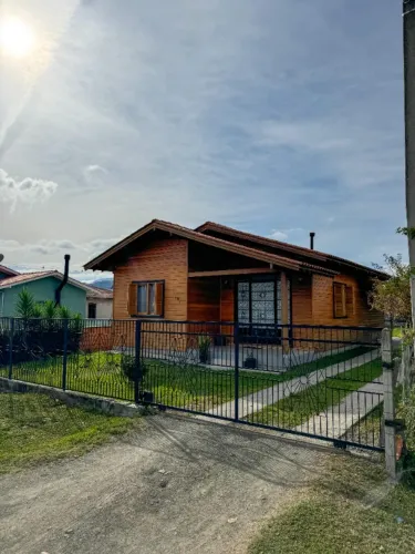 Linda e aconchegante casa à venda no Bairro Esquina em Urubici-SC