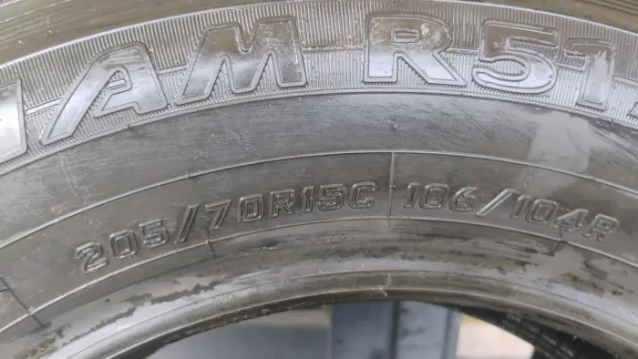 2 - Pneus 205/70R15C 106/104R