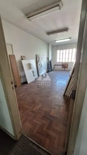 Oportunidade Imperdível! Sala Comercial à Venda no Início do Centro