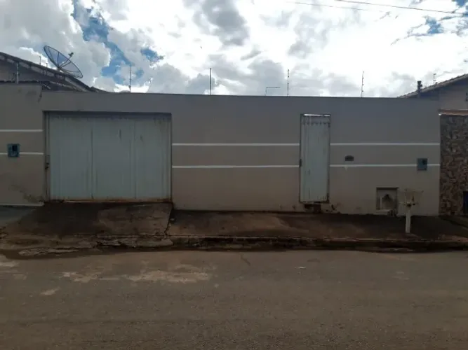 Vendo casa  Carmo Paranaíba-mg ao lado mercado do Valdeci
