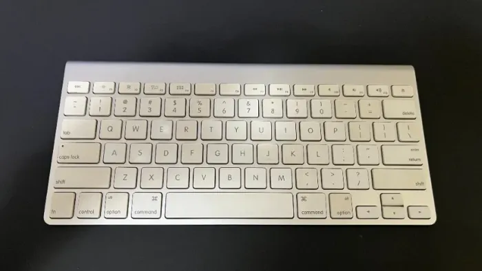 Teclado Apple Magic Keyboard a Pilhas (A1314)