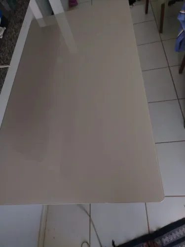 Mesa de Jantar Sofisticada - Vidro Off-White e Base em Madeira Maciça