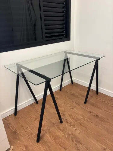 Mesa de vidro com cavalete Tok&Stok