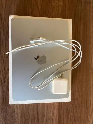 VENDO MACBOOK AIR M4 (16GB MEMORY) - 256GB STORAGE - PRATA