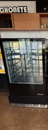 Vitrine Refrigerada com Led Linha Premium Gelopar;