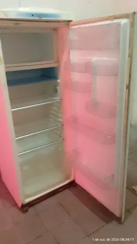 Uma geladeira