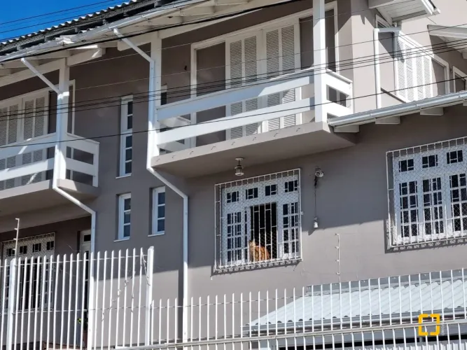 Casa em Capoeiras 04 quatro sendo duas suites com área de 320 m2.