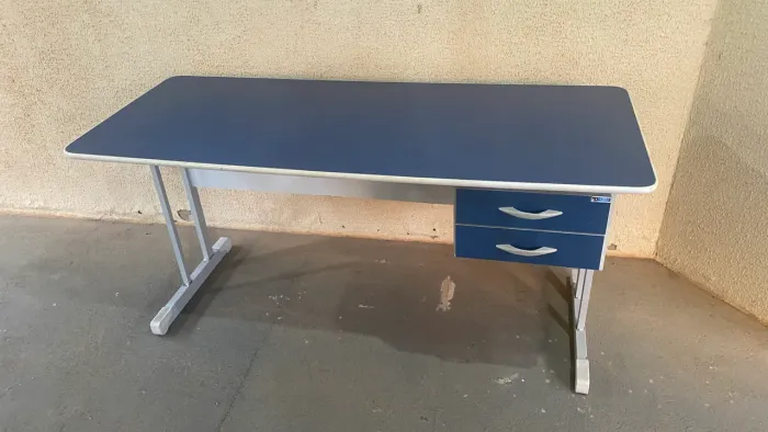 Mesa de escritório com gaveta e chave