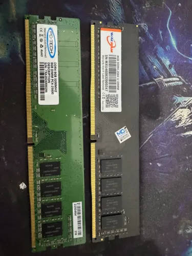 Duas memoriais ram ddr4 de 8 gigas cada uma.