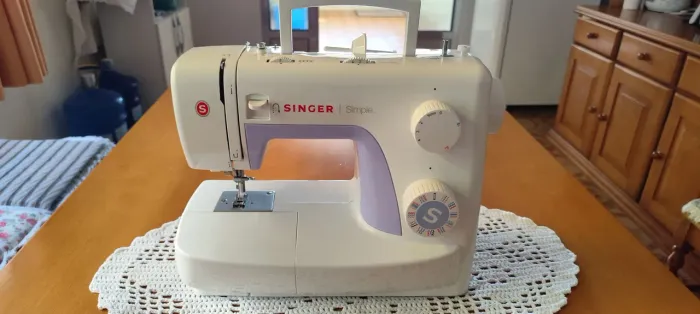 Máquina de Costura SINGER modelo 3232 em ótimo estado de conservação.