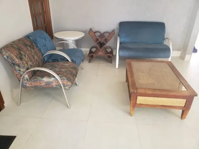 MESA DE CENTRO E REVISTEIRO DE MADEIRA