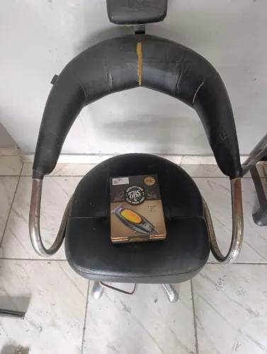 cadeira e máquina de acabamento
