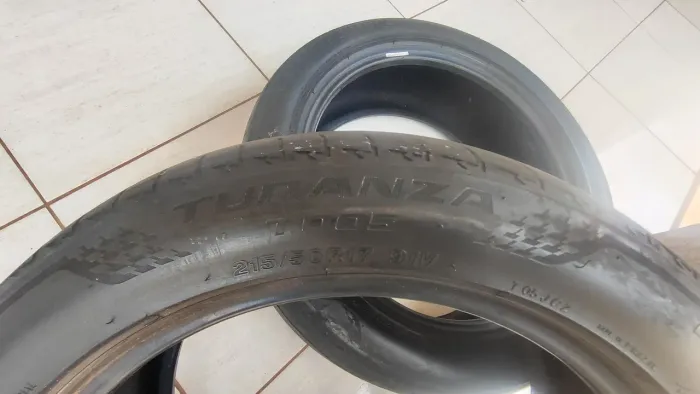 Vende-se 2 pneus Bridgestone 215/50/17 Corolla/Cruze