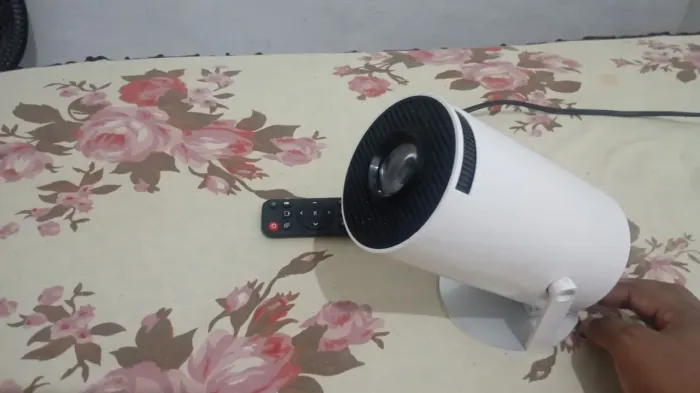 Vende se um projetor , ótimo para assistir séries filmes 