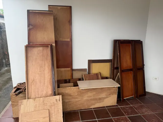 Lindo guarda-roupa vintage em madeira cedro