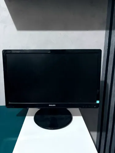 Monitor Philips 19- Para Trabalho, Estudo e Jogos - Preço Bom