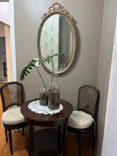 Conjunto de mesa com duas cadeiras antigo 