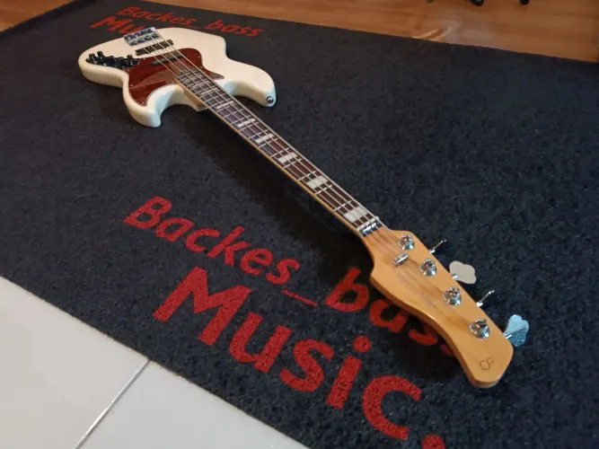 Baixo Marcus Miller Sire V7 segunda geração semi-novo 18volts ativo e passivo 