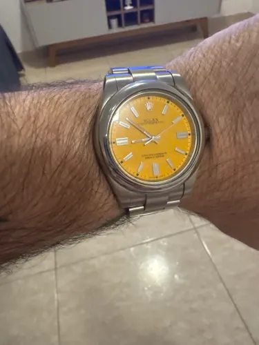 Relógio Rolex Oyester fundo amarelo automático