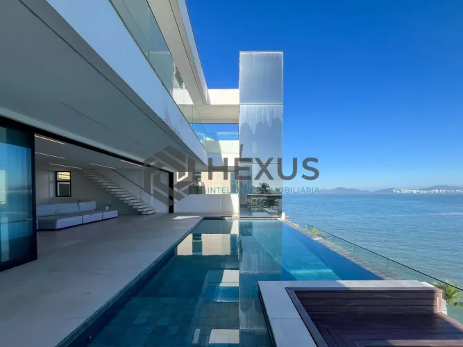 Casa frente mar com piscina e garagem náutica na Peninsula, Guarujá, SP