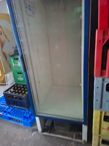 Anuncio.  Cervejeira e  fruzer expositor